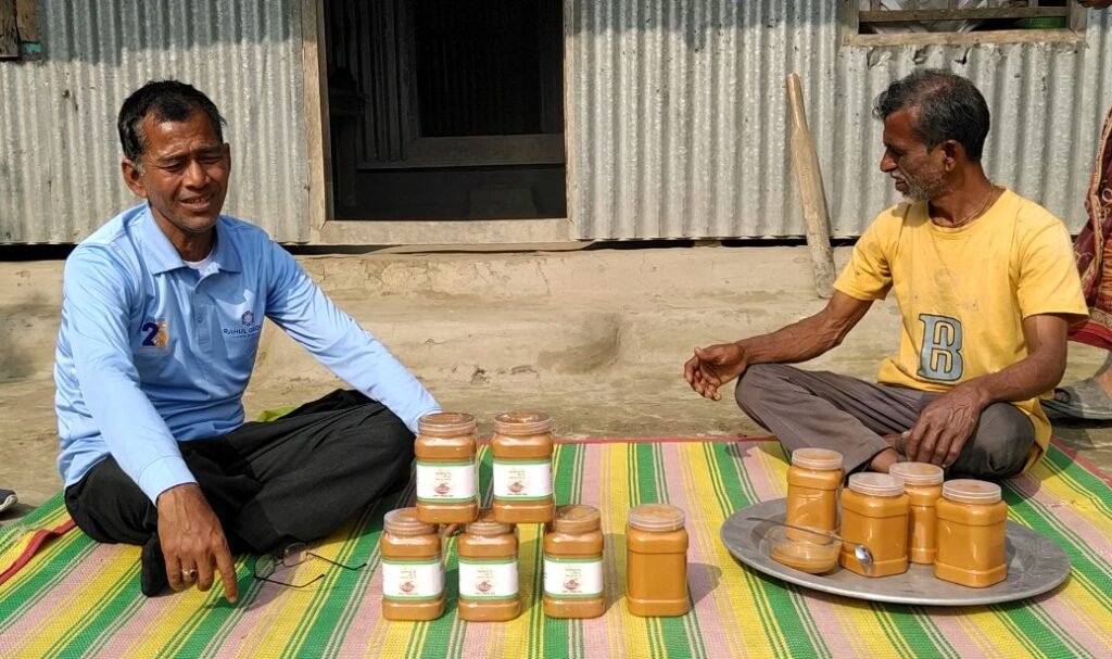 এয়ার টাইট প্লাস্টিক কনটেইনারে সদ্য তৈরিকৃত গোলপাতার গুড়